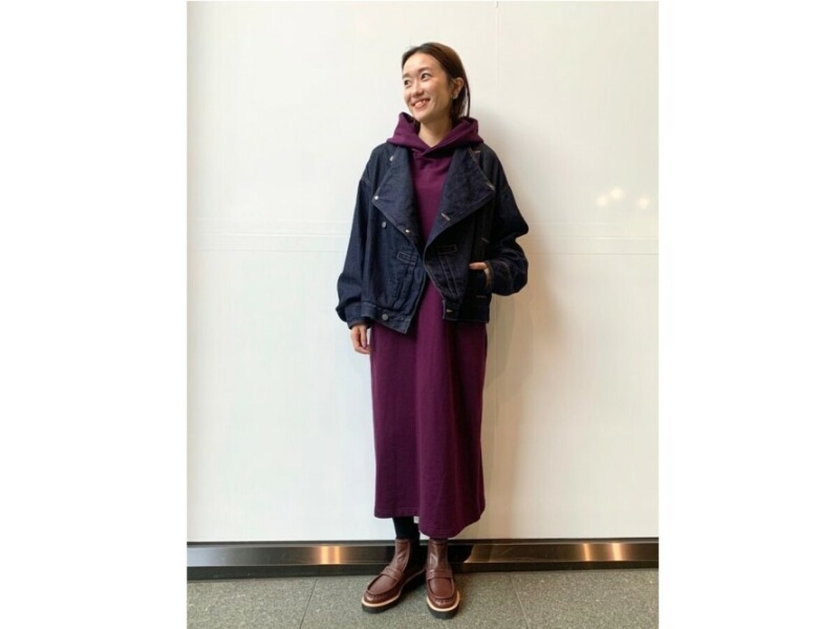 【OKコーデ】スウェットワンピースに合わせるアイテムはきれいめが◎　出典：WEAR