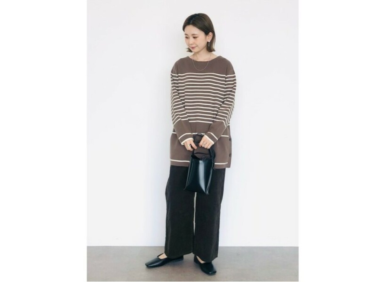 【OKコーデ】ワイドパンツには、甲の部分が少し出るようなフラットシューズがバランスよし　出典：WEAR