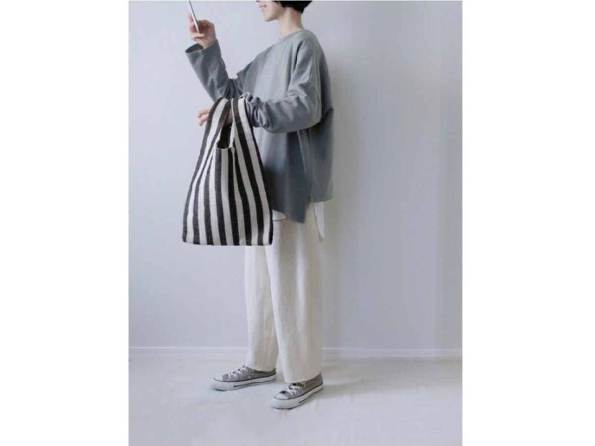 【ＯKコーデ】カジュアルに見えやすいスニーカーコーデは裾が甲に乗ってたるむものは避けて　出典：WEAR