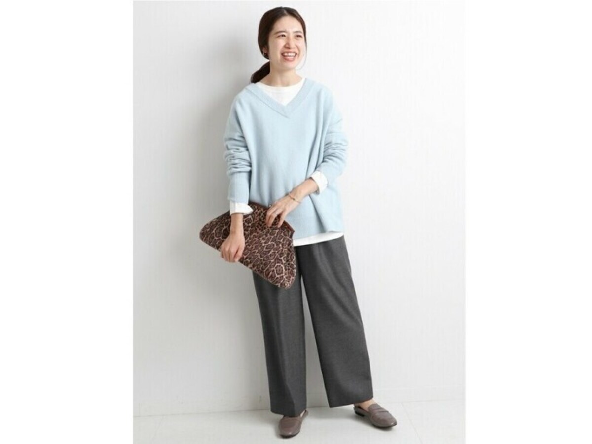 【OKコーデ】ボトムスとシューズの色を揃えると、フラット靴でも脚長効果がアップ　出典：WEAR