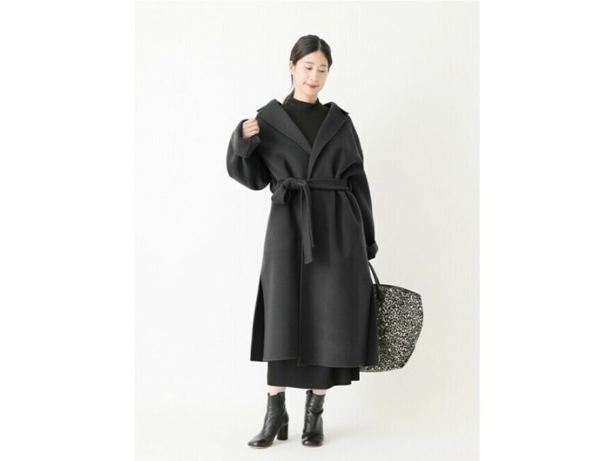 ベルトが付いたガウン風コートはきれいめもカジュアルダウンも得意　出典：WEAR