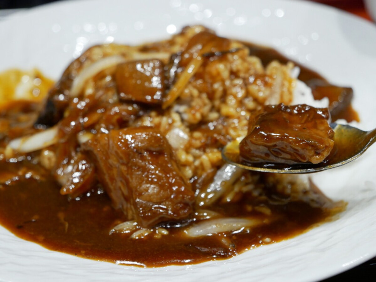 牛バラ肉カレーご飯(税込990円)(2021年11月11日撮影)