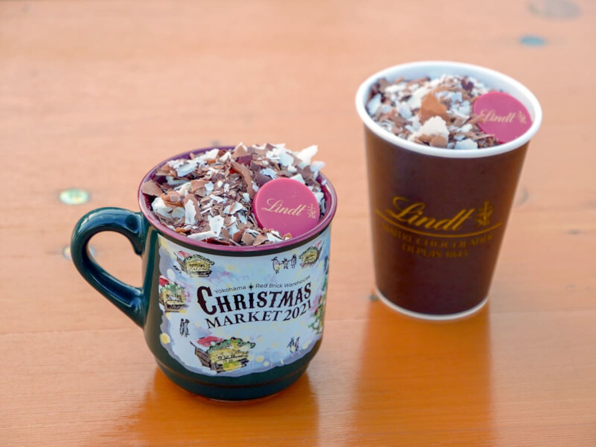 プレミアムチョコレートブランド「リンツ」が初出店！「クリスマス メルティホットショコラドリンク（リンドール1個＋ポストカード付700円）」「同 限定マグカップ付（1350円）」（2021年11月26日撮影）