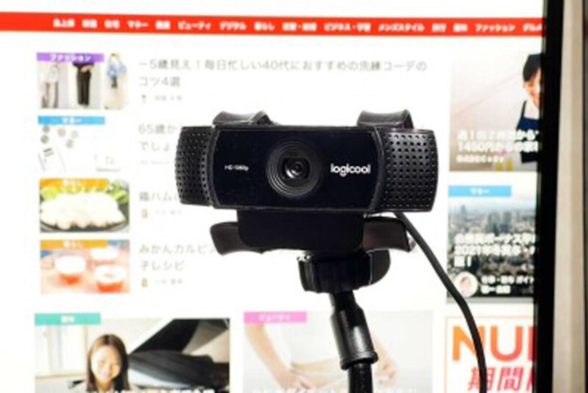 Webカメラをスマートフォン用のスタンドに取り付けてちょうどいい高さに