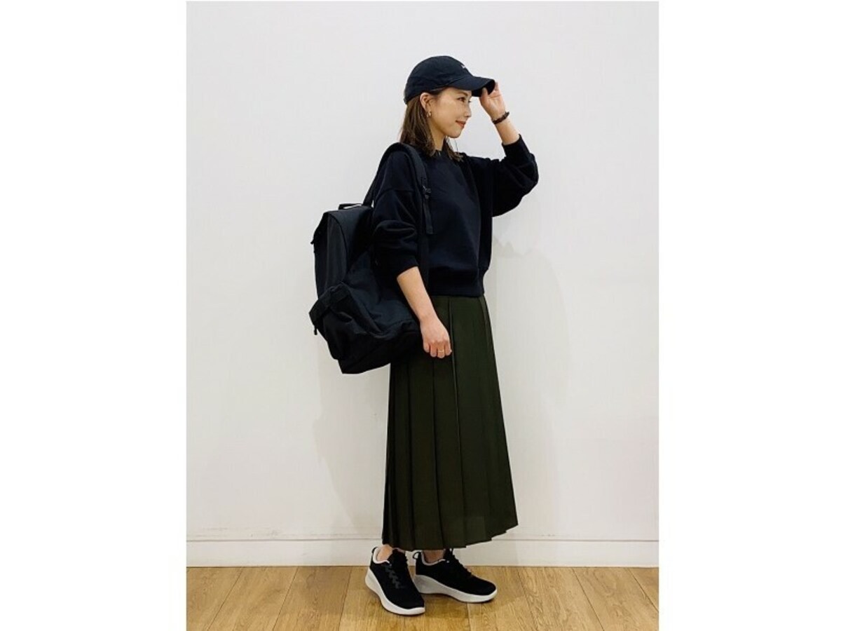 オールブラックコーデにスポーティーな小物で味付けを　出典：StyleHint