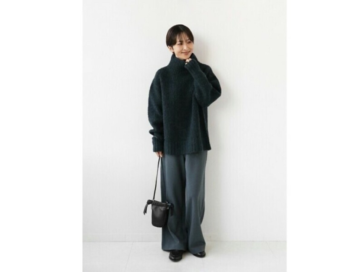 【OKコーデ】ユニークなデザインのミニバッグをコーデのポイントに　出典：WEAR