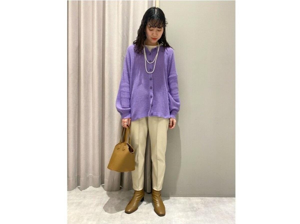 前を閉じても、羽織としても着られるカーディガンはより着まわせて◎　出典：WEAR
