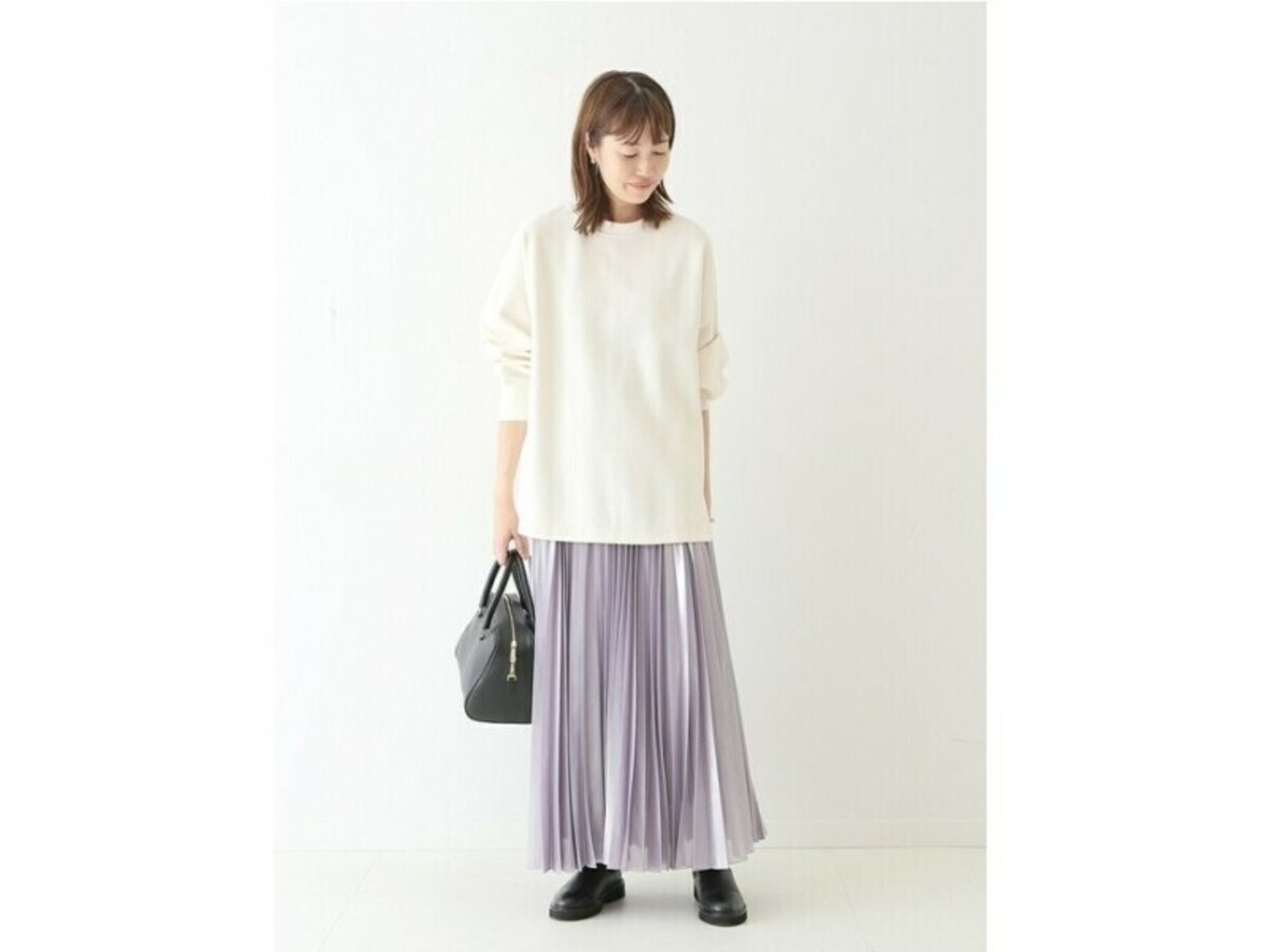 クリーンなスウェットにプリーツスカートを合わせてきれいめに　出典：WEAR