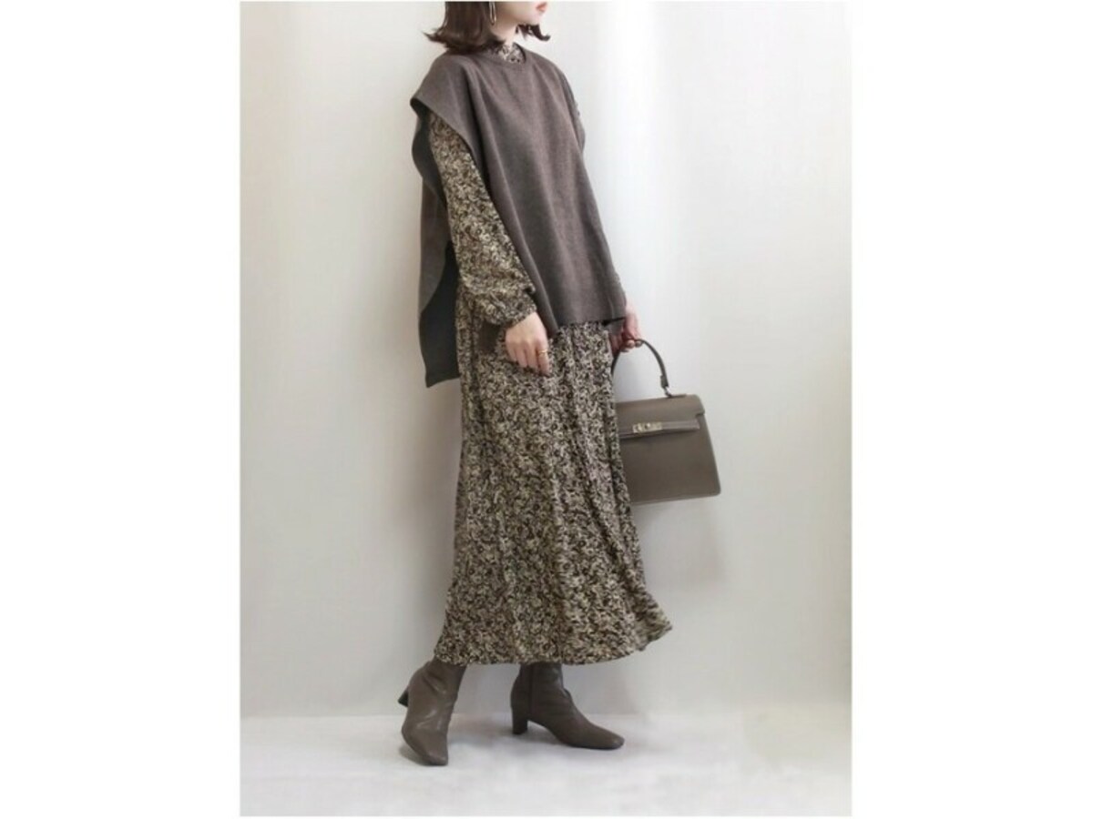 ニットべストはシャツだけではなく、カットソーやワンピースにも自由に重ねて　出典：WEAR