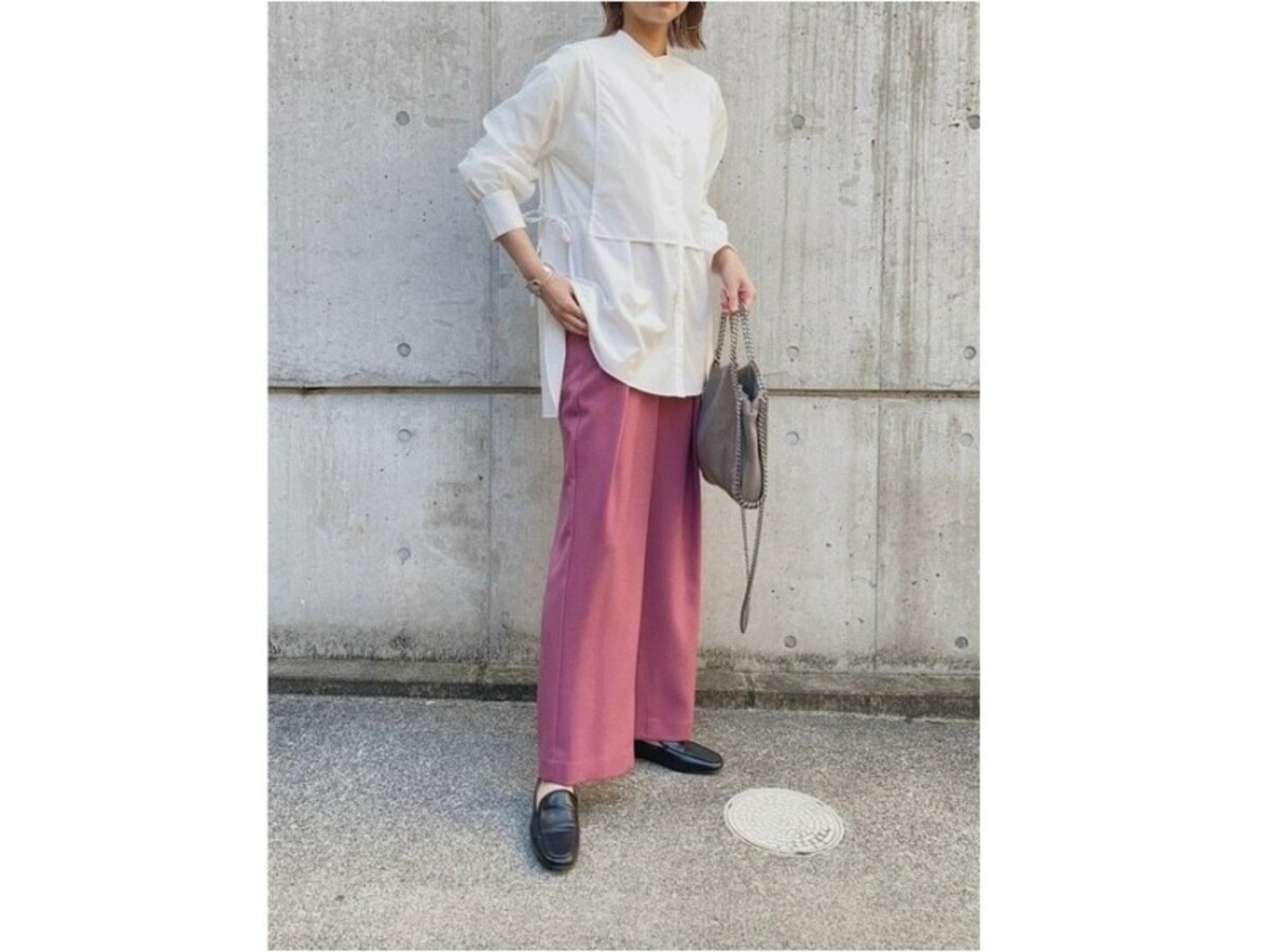 履くだけで明るくハッピーな気分になれそうなカラーパンツ　出典：WEAR