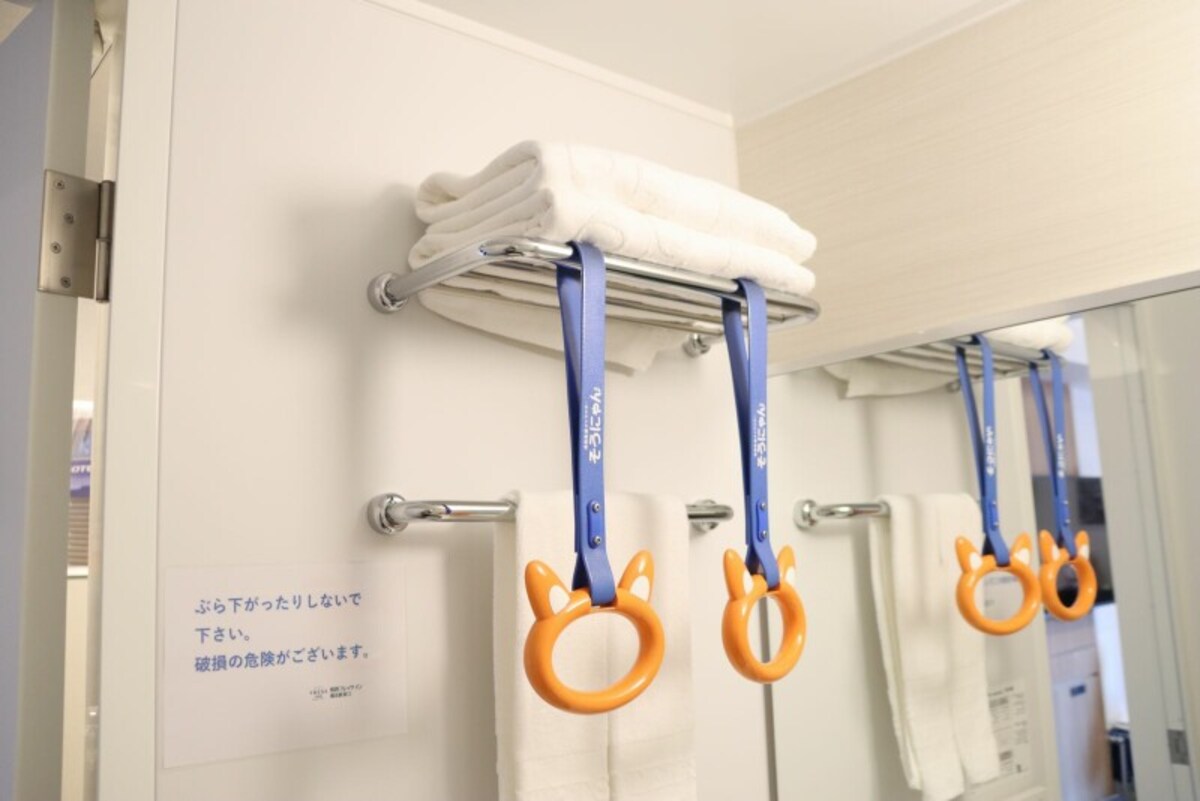 「そうにゃん」の顔をかたどった吊り革