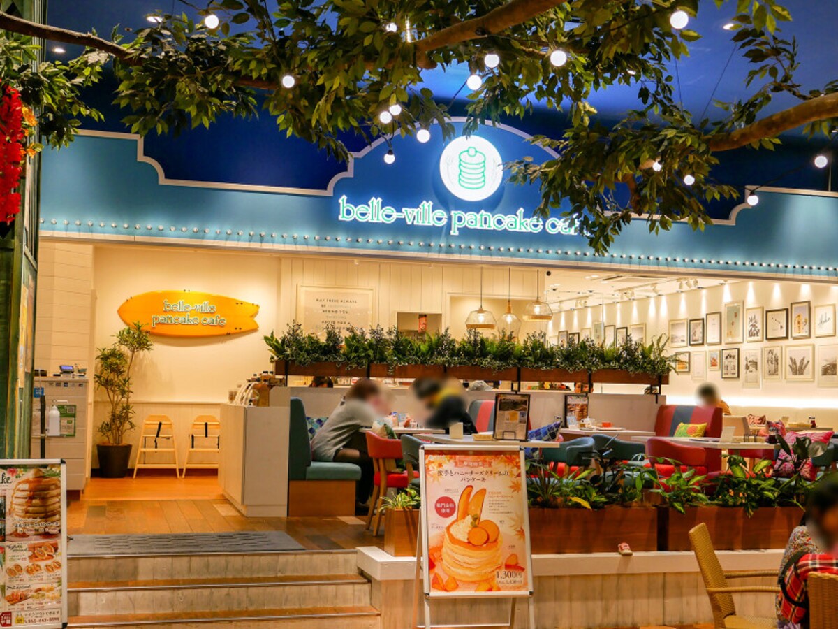 ハワイアンタウン内にあるbelle-ville 横浜ワールドポーターズ店（2021年10月30日撮影）