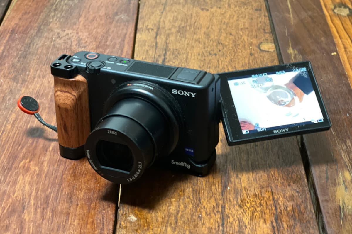 使っている「VLOGCAM ZV-1G」。さまざまなオプションが付いている