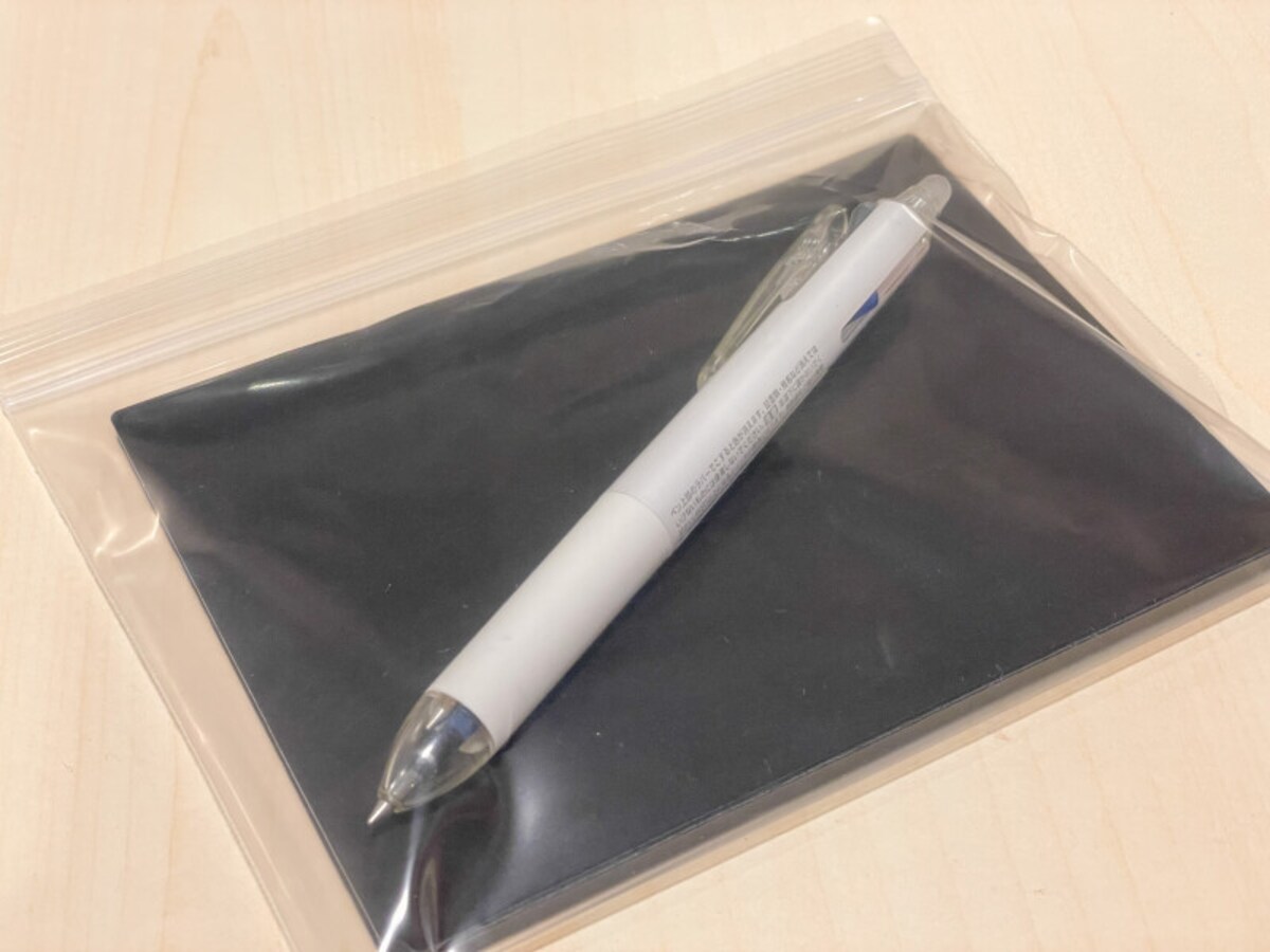 チャック付き整理パックにノートとペン