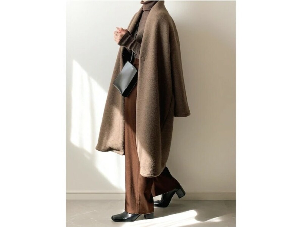 モカブラウンの色味が絶妙なリブタートルニットは買い！　出典：WEAR