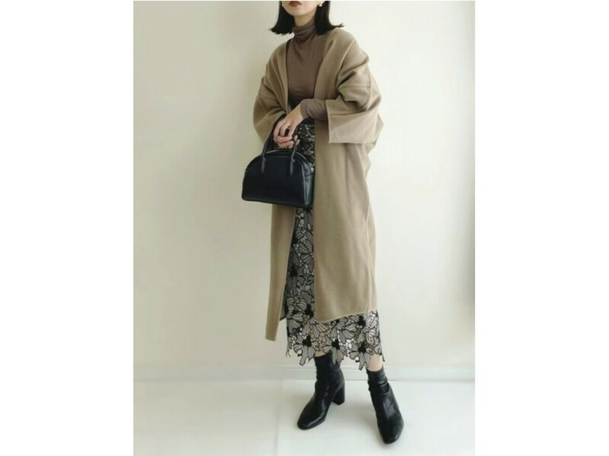 【OKコーデ】レーススカートはシックな色＆美シルエットで甘すぎない仕上がりに　出典：WEAR