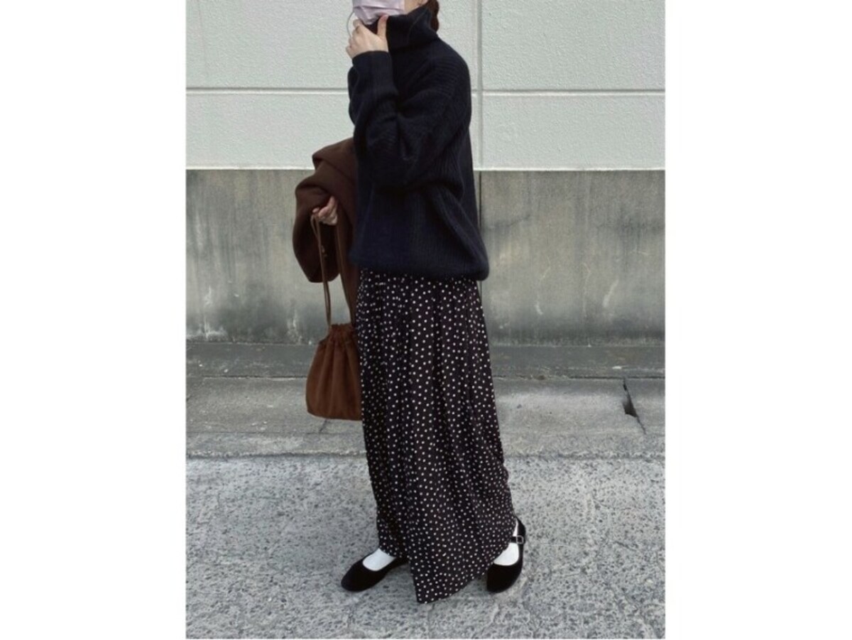 【OKコーデ】甘めな総柄アイテムは、柄自体が細かいと使いやすい　出典：WEAR