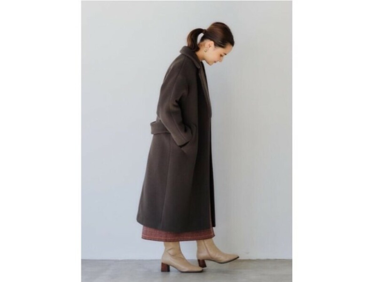 ダークカラーのコートは写真のようにウエストベルト付きも便利でおすすめ　出典：WEAR