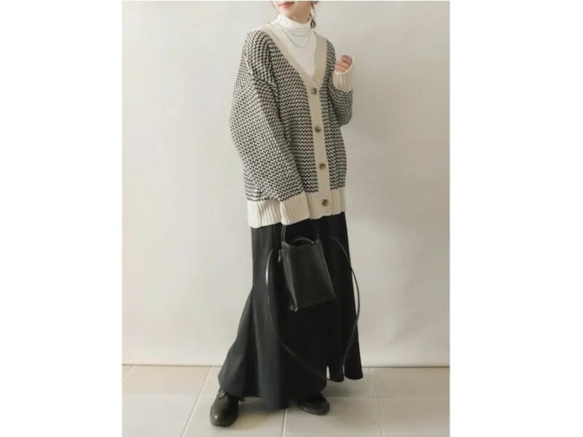 XLサイズのカーディガンであえてゆるっとした着こなしに　出典：WEAR