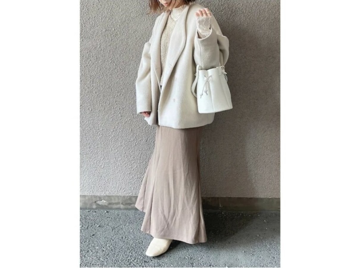 冬のホワイト系バッグは全体を明るく見せてくれます　出典：WEAR