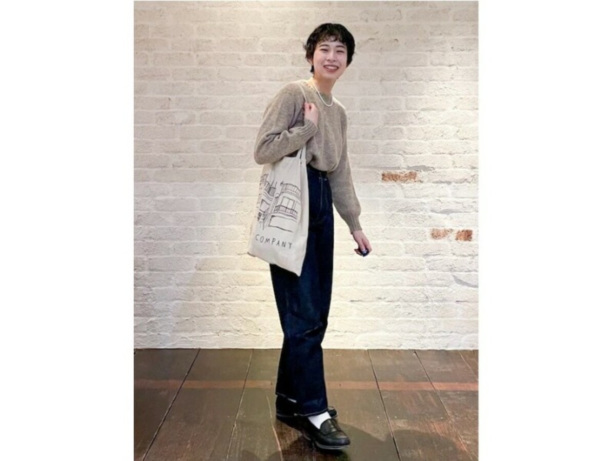 きれいめなパールネックレスをあえてカジュアルコーデに付けるバランスが旬　出典：WEAR
