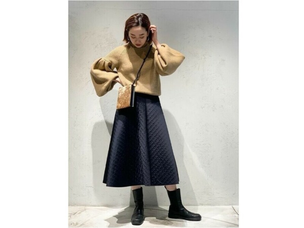 【OKコーデ】体型を生かし、トレンドのキルティングスカートを　出典：WEAR