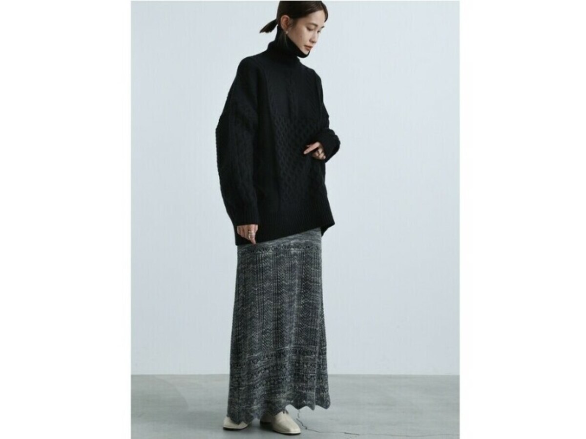 【OKコーデ】ゆったりニットは軽やかなスカートを合わせるバランスがおしゃれ　出典：WEAR
