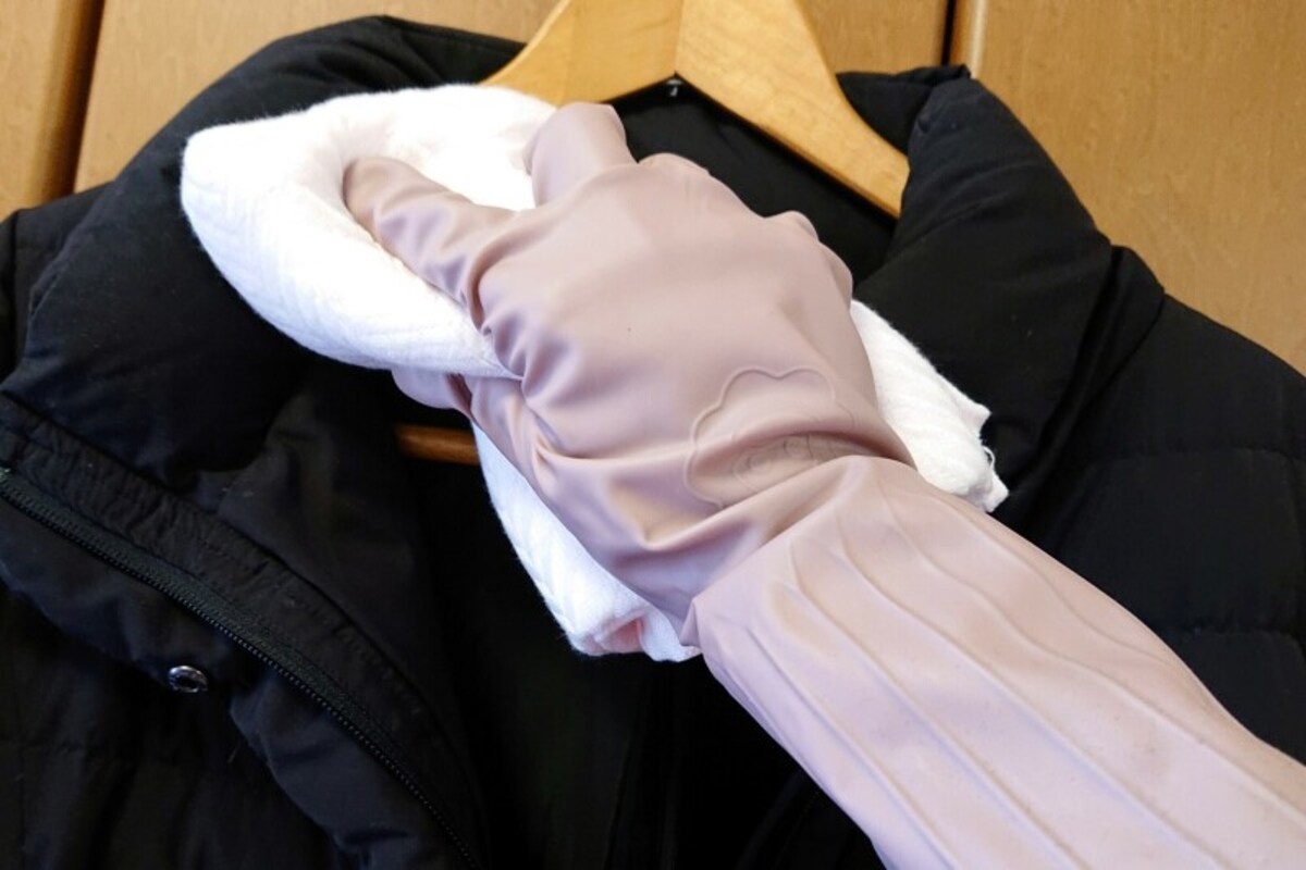 黒いコートも目立たないが汚れている。化学繊維で覆われたダウンのコートも汚れていると擦れて色落ちしやすくなるため要注意。