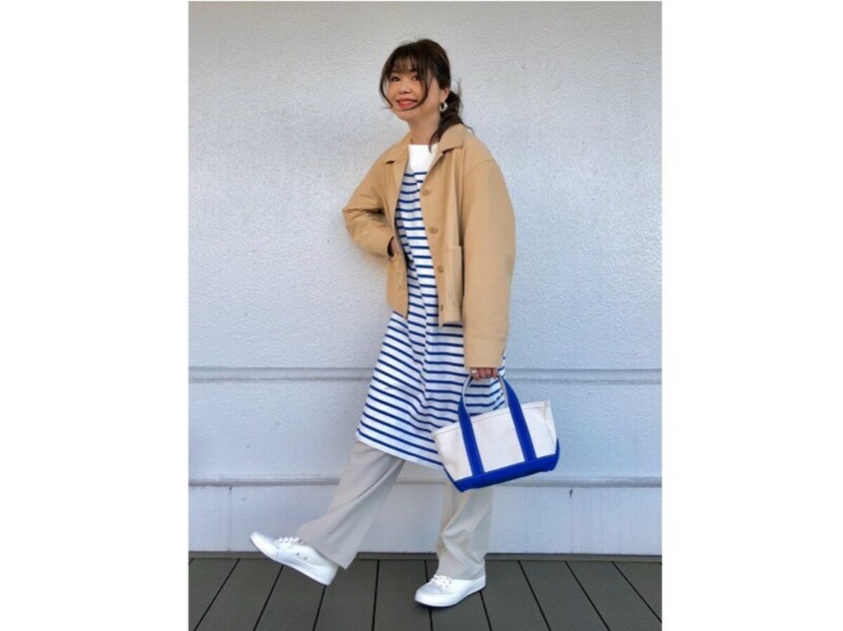 丈の長いトップスに重ねても使いやすい　出典：StyleHint