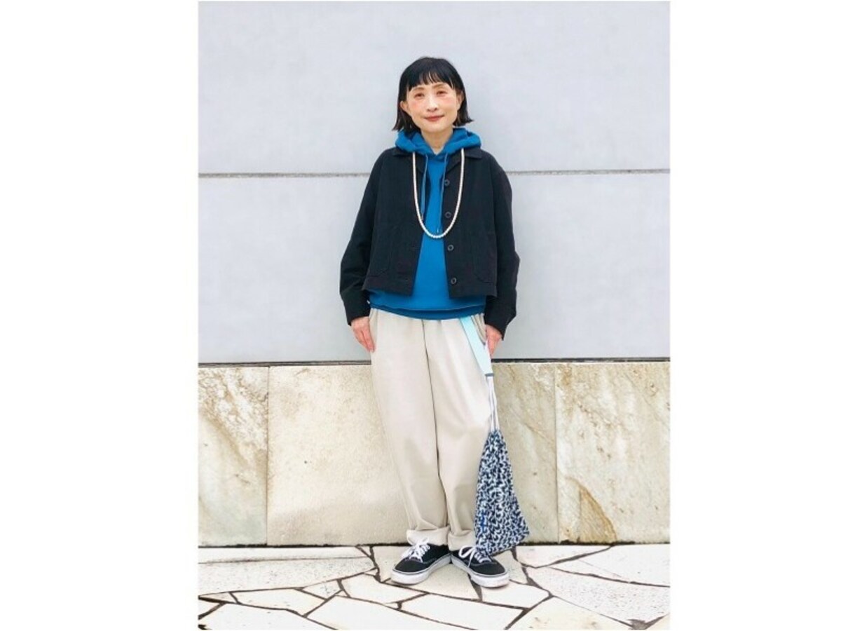 スウェットパーカに羽織ってカジュアルに　出典：StyleHint
