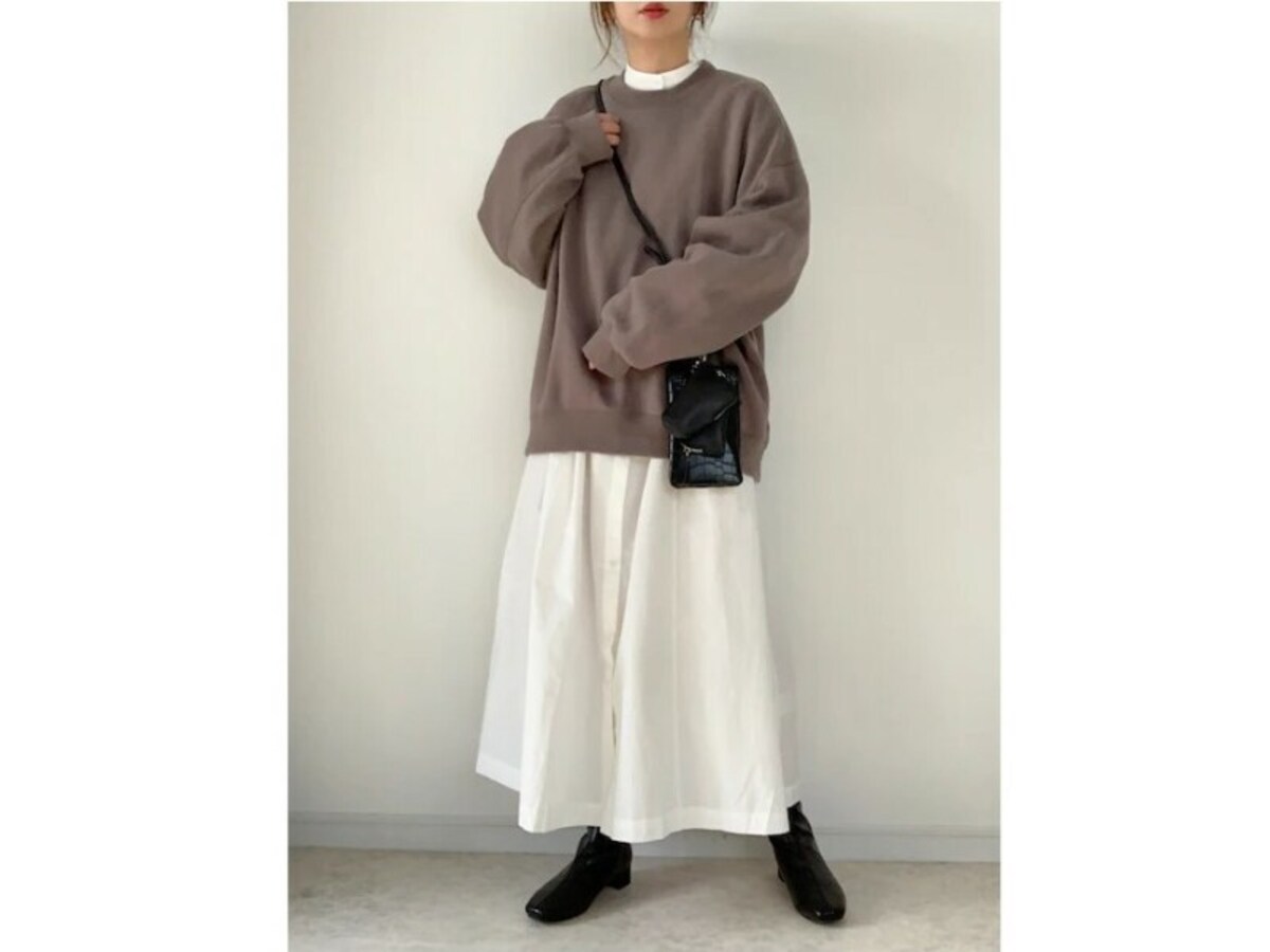 ゆったりサイズのスウェットは一枚でも重ね着でも使えて便利　出典：WEAR