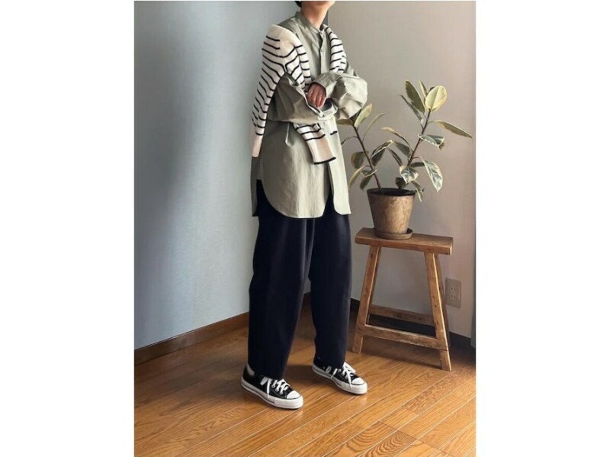 レイヤードにも使いやすいバンドカラーシャツは着まわし力も高め　出典：WEAR