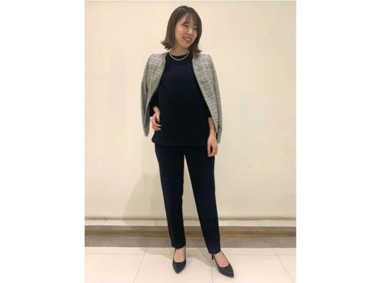 セットアップのインナーにツイードジャケットを羽織って　出典：WEAR