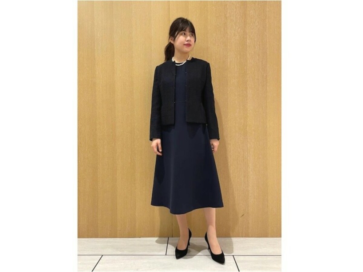 一枚でも着られるワンピースにジャケットを羽織るのもおすすめ　出典：WEAR