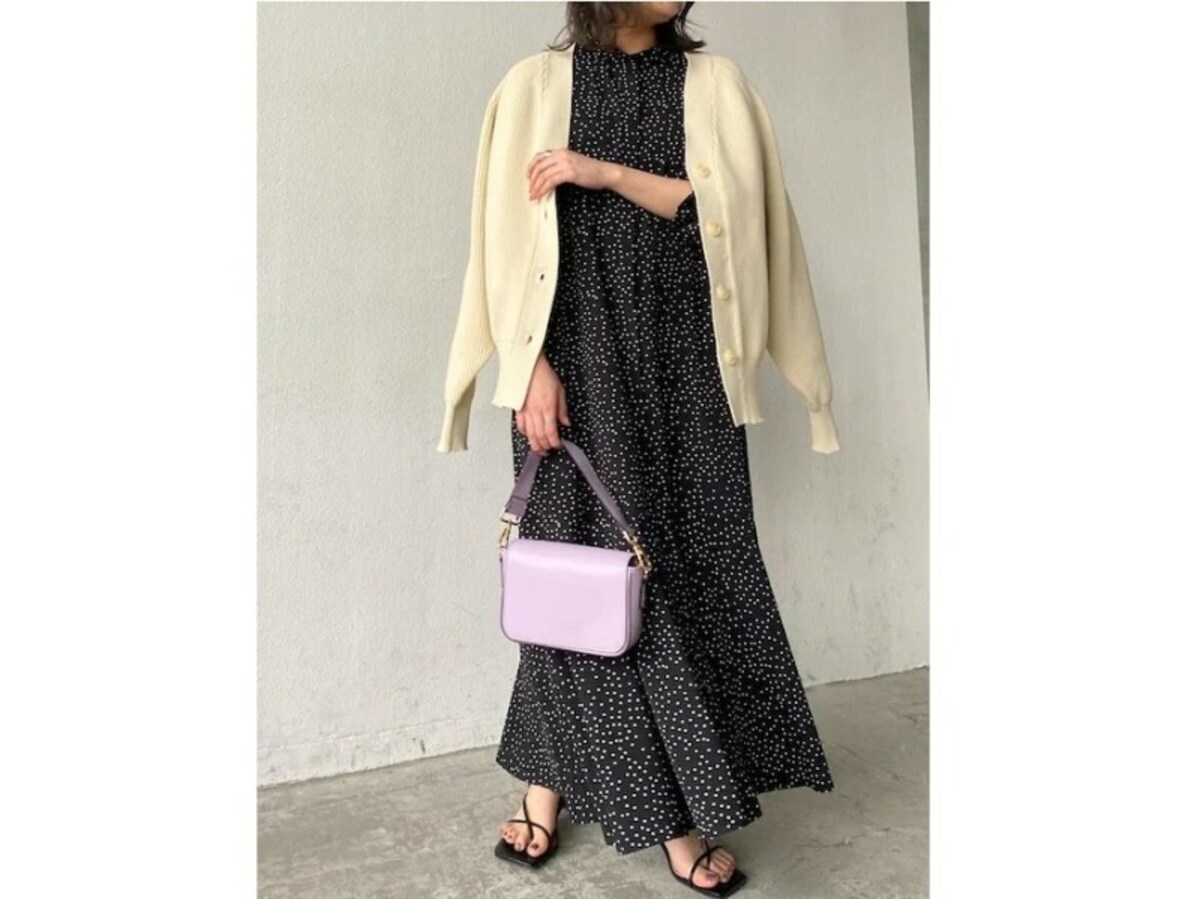 細かなドット柄＆裾が揺れるマーメイドシルエットで華やかに　出典：WEAR