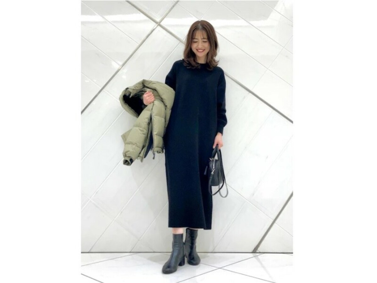 シンプルでもどこかおしゃれに見えるシンプルなニットワンピース　出典：WEAR