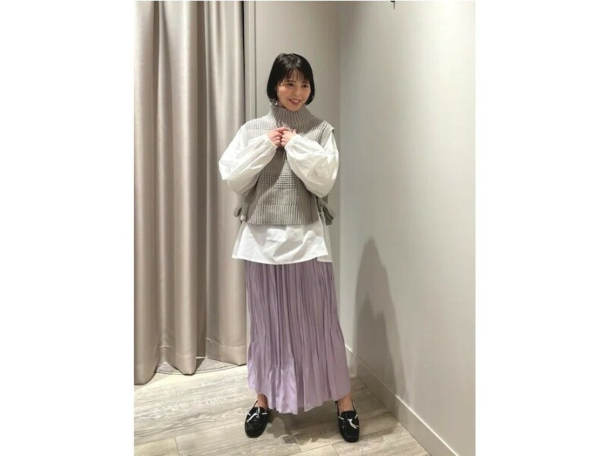 大人の定番ボトムス、プリーツスカートはトレンドのパープルを　出典：WEAR