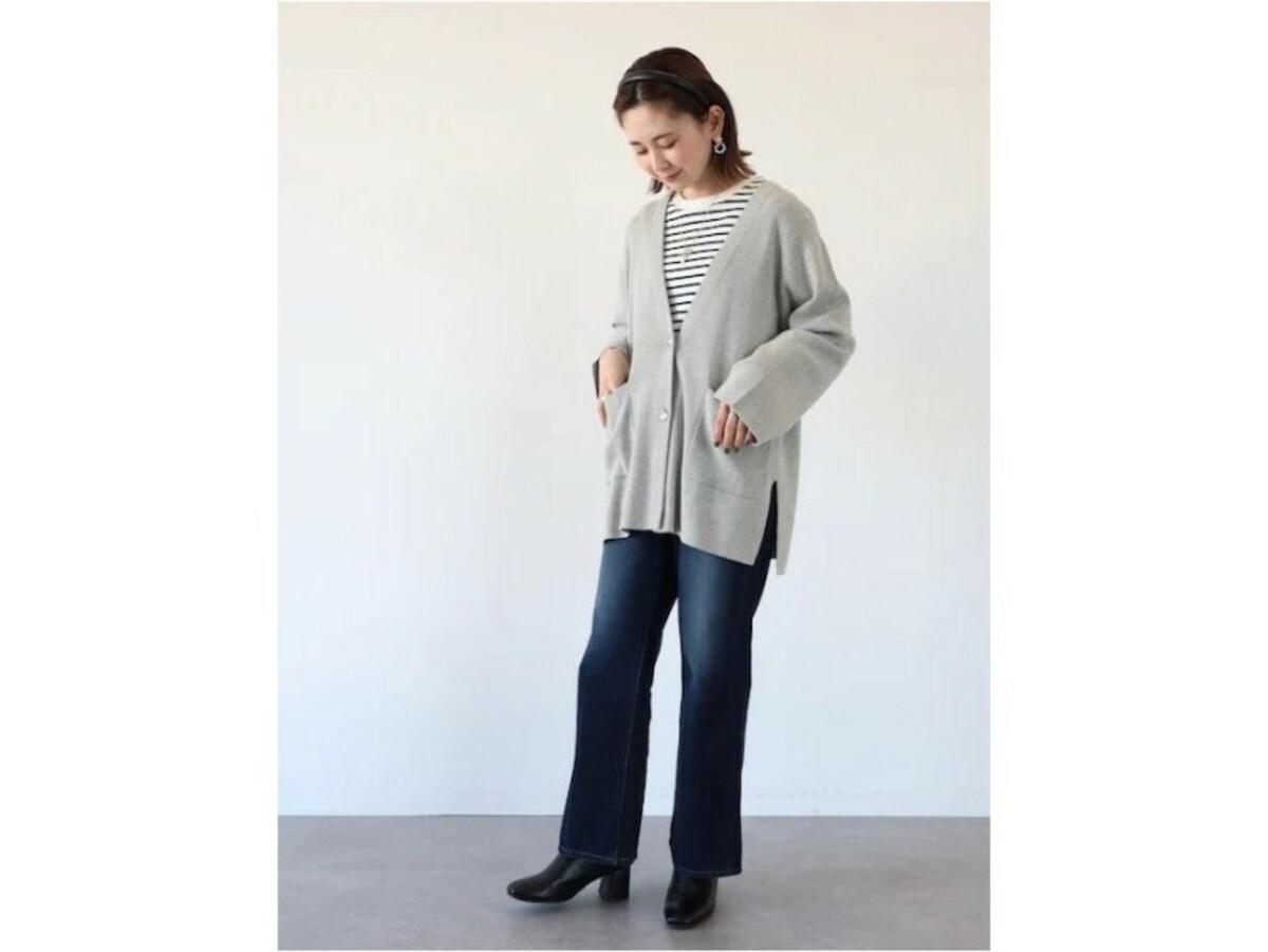 フレアデニムはオーバーサイズのトップスに合わせてゆったり着て　出典：WEAR
