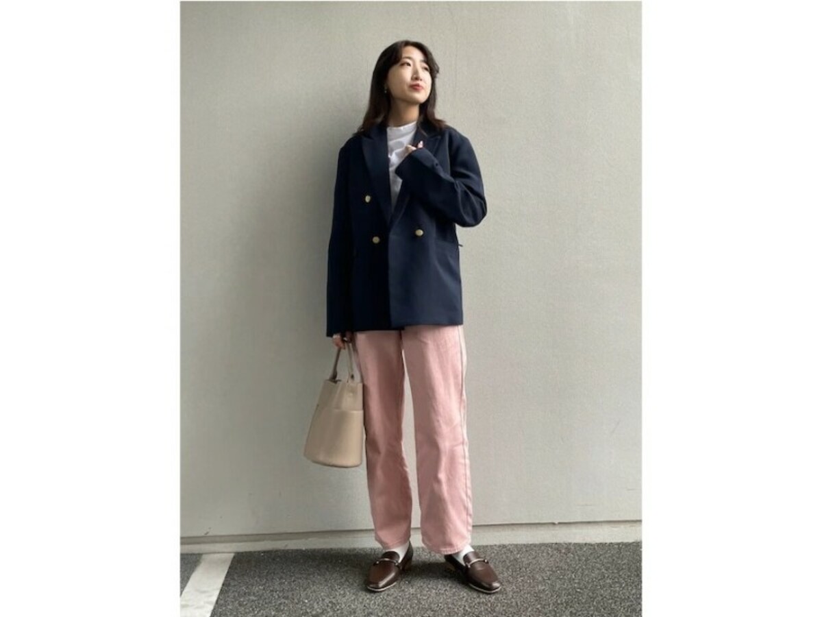 カラーデニムにジャケットを合わせてきれいめコーデに　出典：WEAR