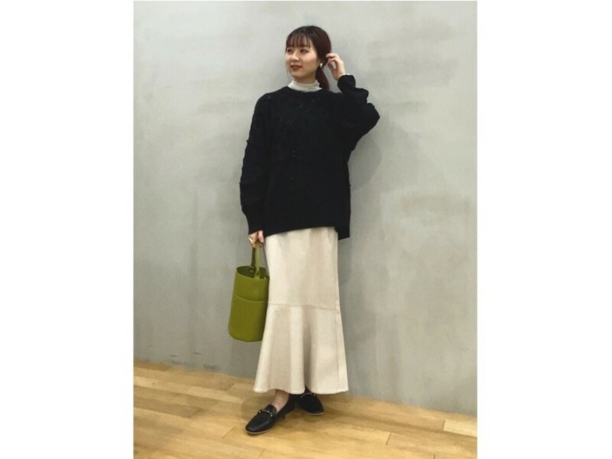 【OKコーデ】小物で春らしい差し色をプラスするのも効果的です　出典：WEAR