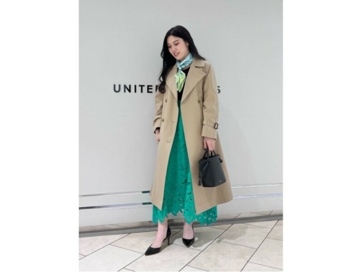 【OKコーデ】鮮やかグリーンのスカートも黒やベージュを上手く使って馴染ませて　出典：WEAR