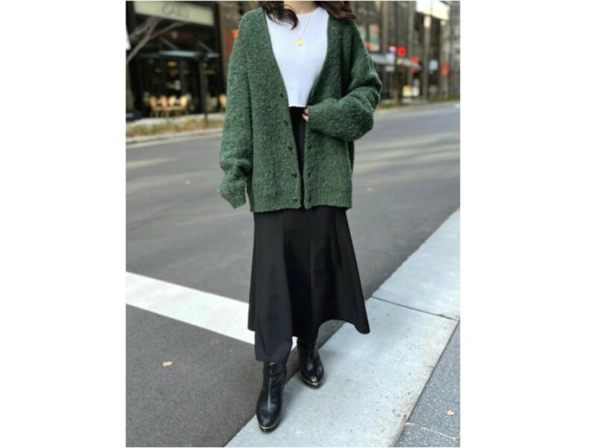 シルエットが特徴的なマーメイドスカートはトップスでバランスを取って　出典：WEAR