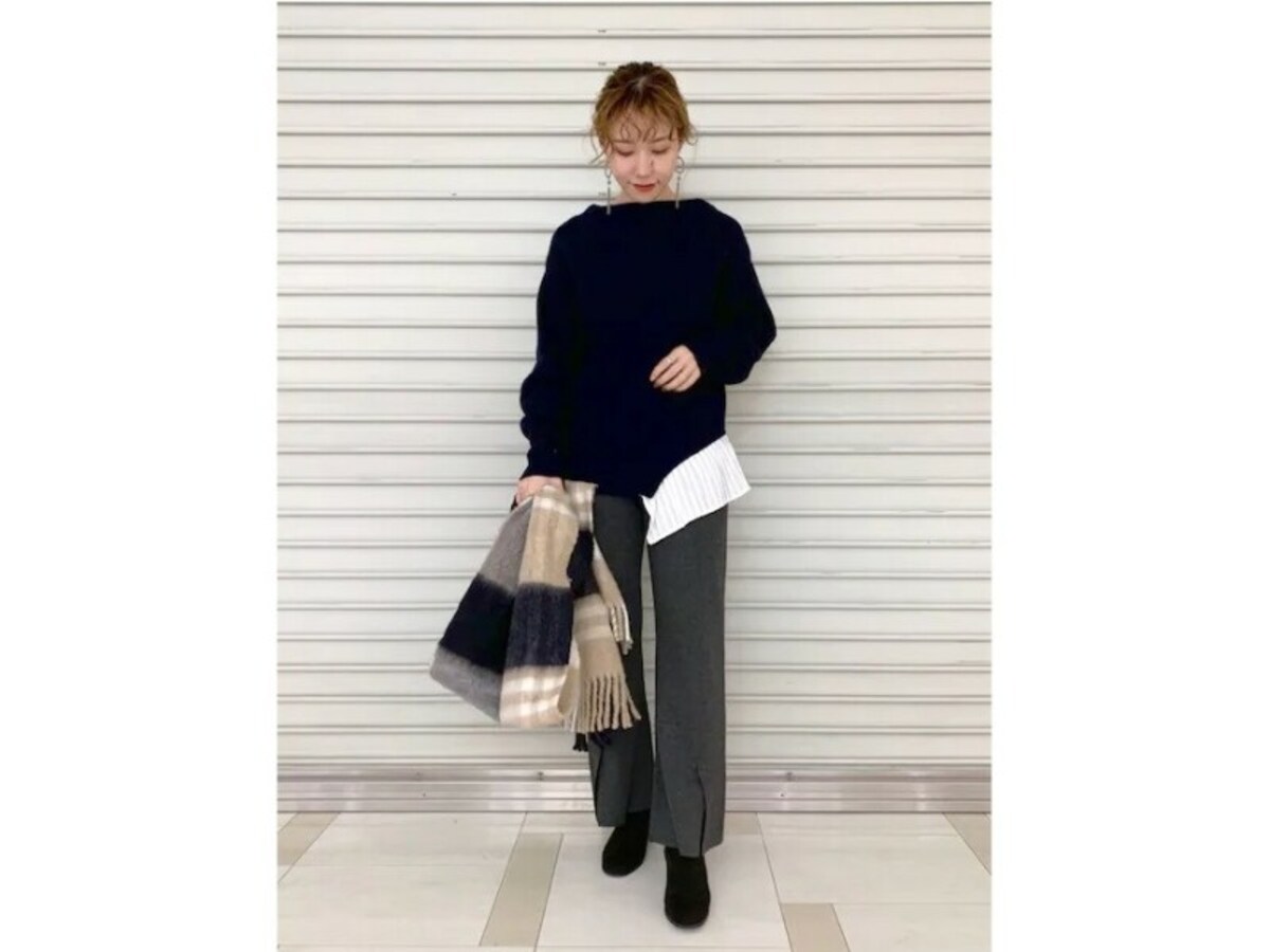 スリットを足元に馴染ませるのが大人向けなポイント　出典：WEAR