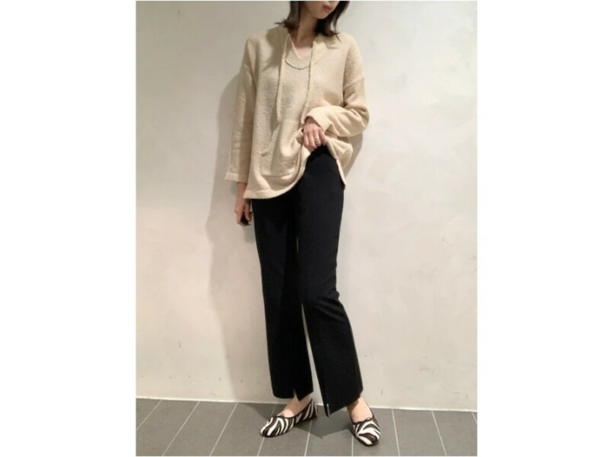 今っぽさに加え、抜け感も出してくれるスリットパンツ　出典：WEAR