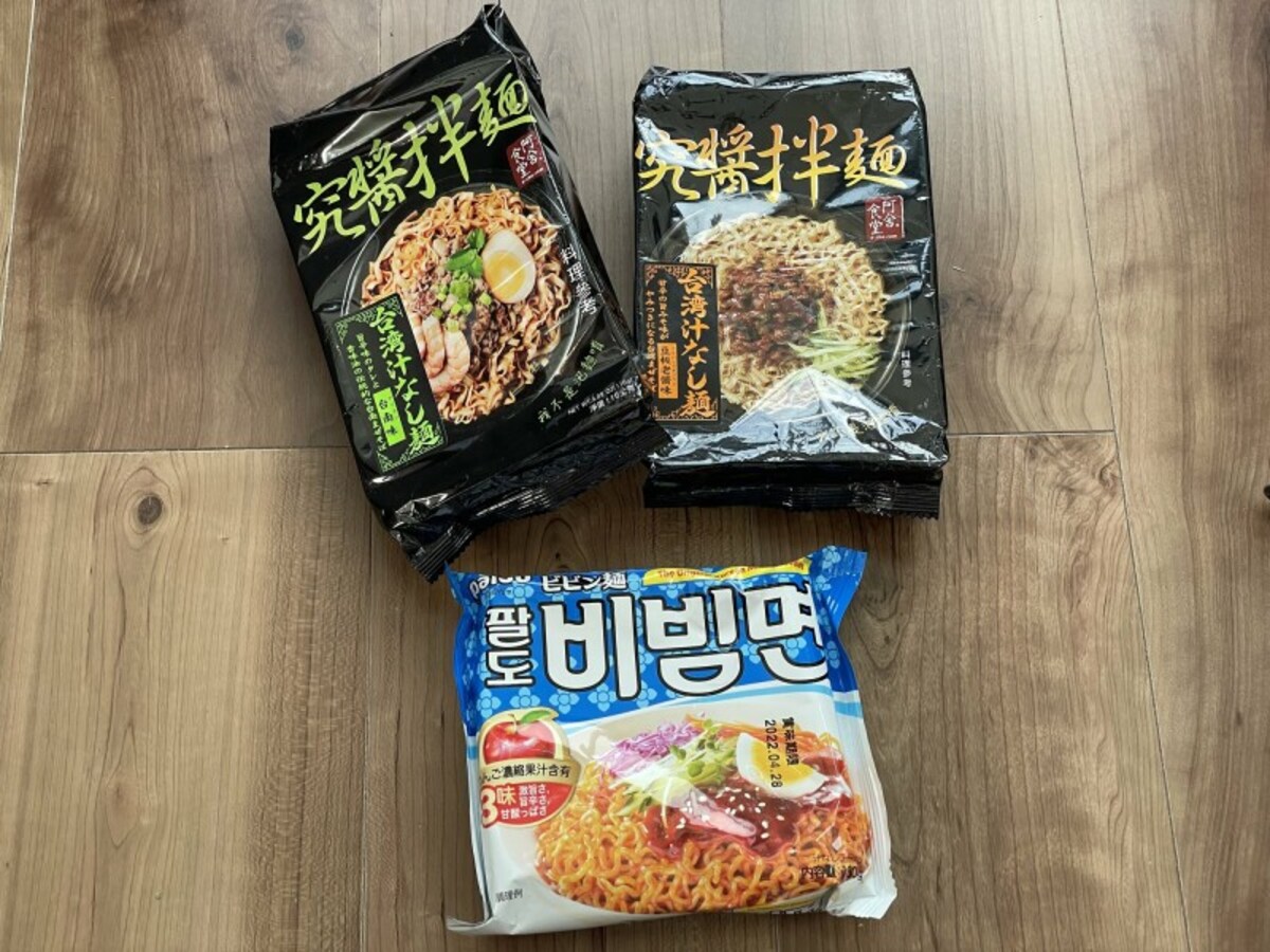 阿舎食堂 台湾汁なし麺 各348円 (税込)/韓国 八道(paldo) ビビン麺 149円 (税込)