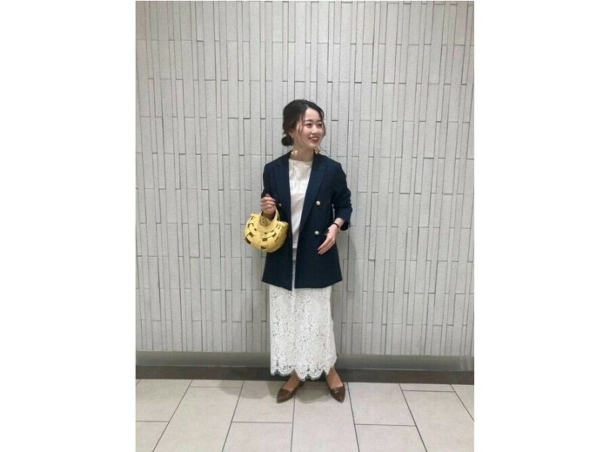 甘めの白レーススカートを紺ブレザーで引き締めて　出典：WEAR