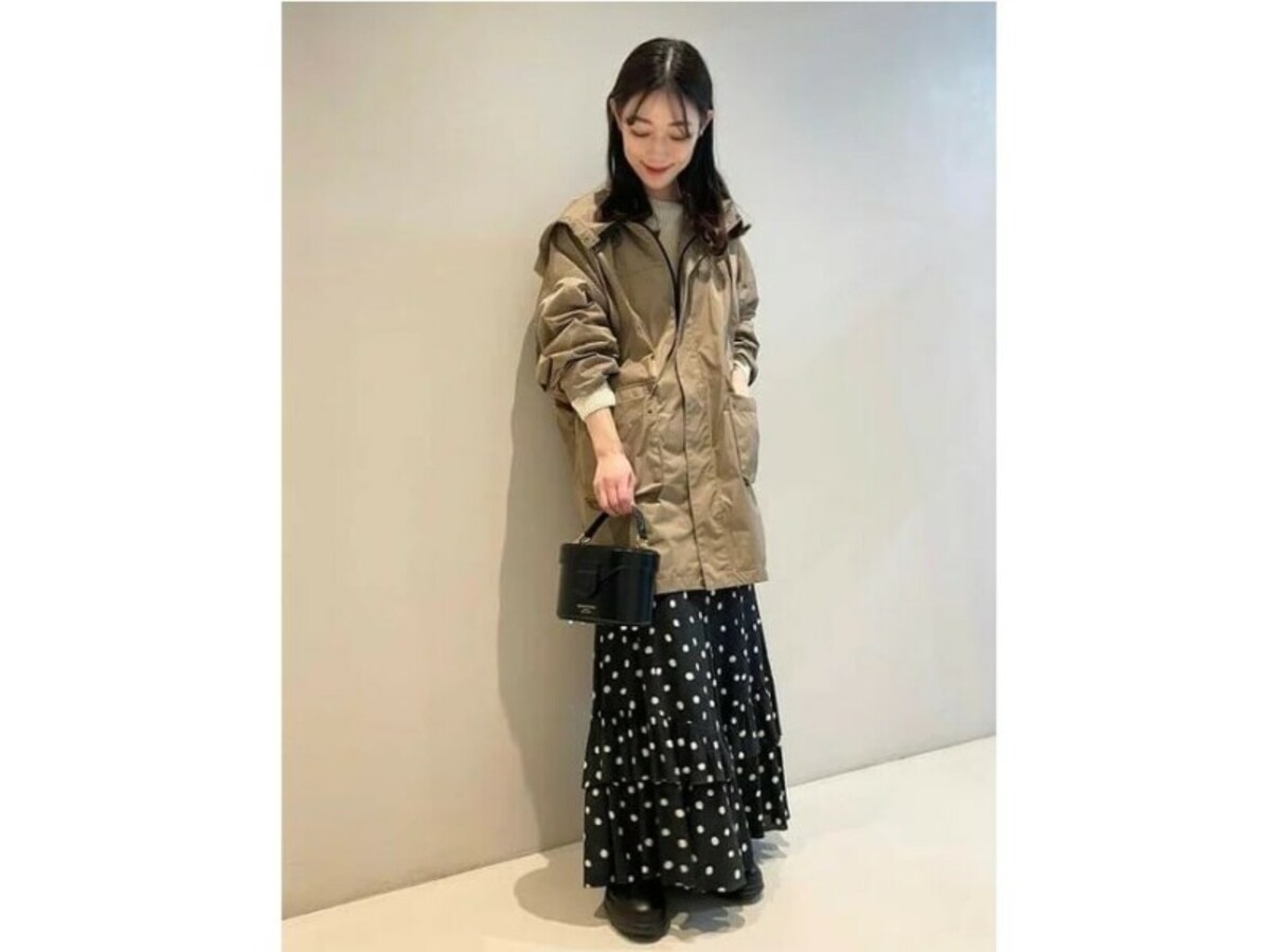 甘いイメージの強いドット柄はフード付きパーカでミックスカジュアルコーデに　出典：WEAR