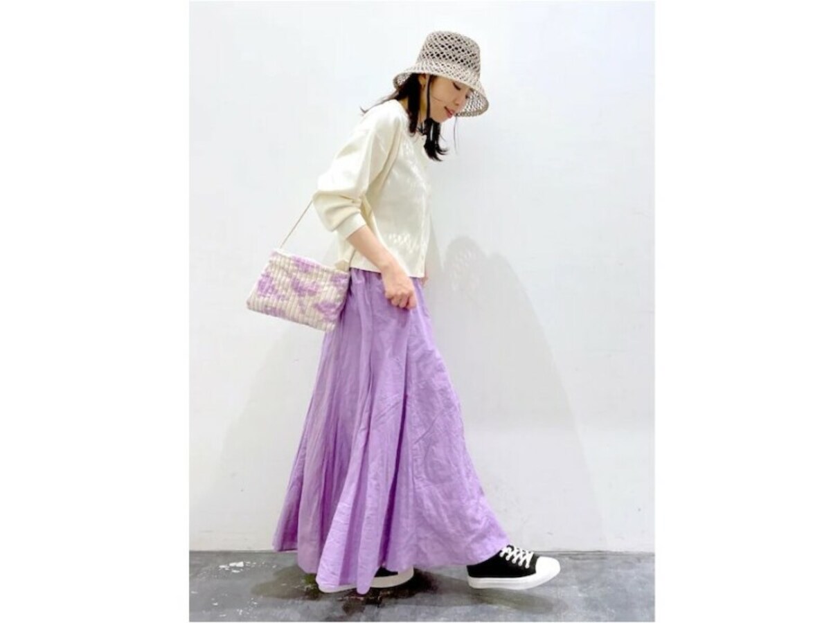 リネン素材のきれい色フレアスカートで華やかに　出典：WEAR