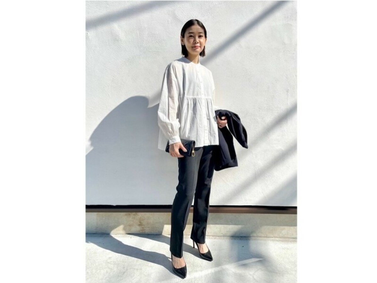 ふんわりブラウスと合わせておしゃれモノトーンコーデ　出典：StyleHint