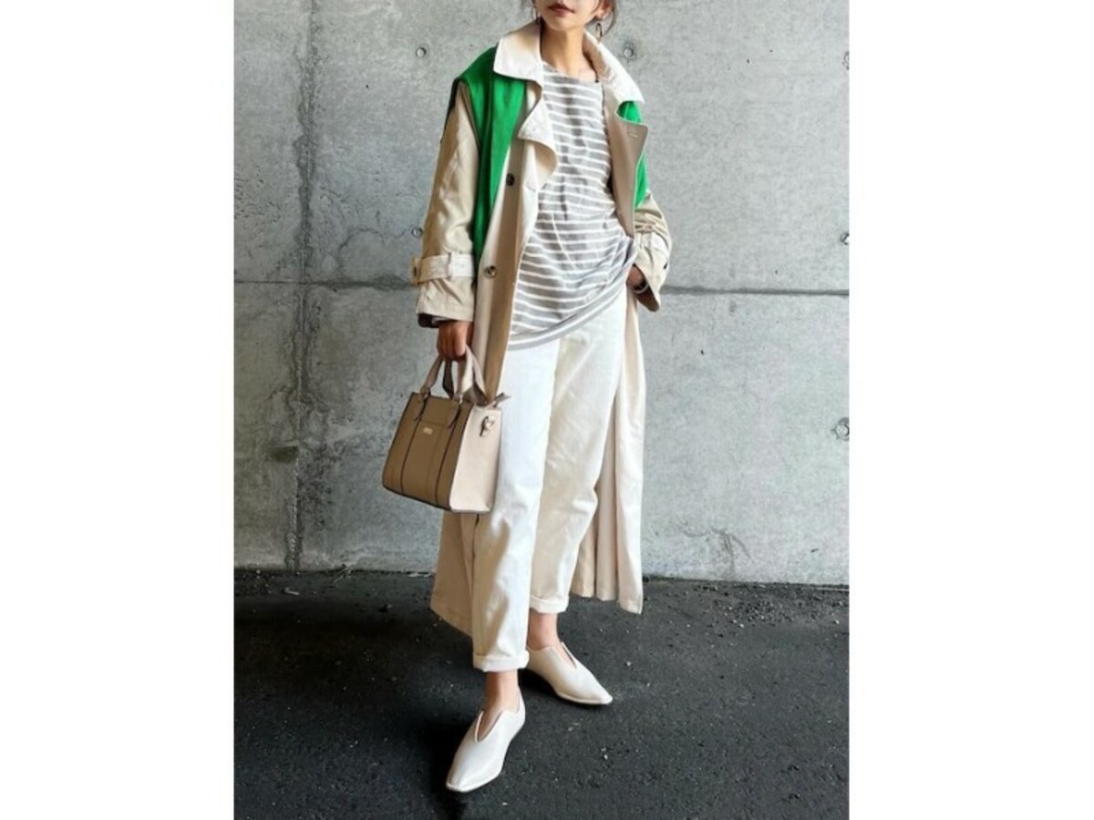 ベージュ＆ホワイトコーデにグリーンのカーディガンを差し色に　出典：WEAR